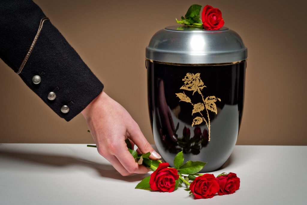 Urne funéraire avec des roses rouges